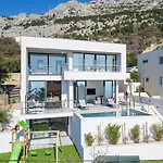 Maris & Ivana 2x28m2 Heated Pool Gym Villa